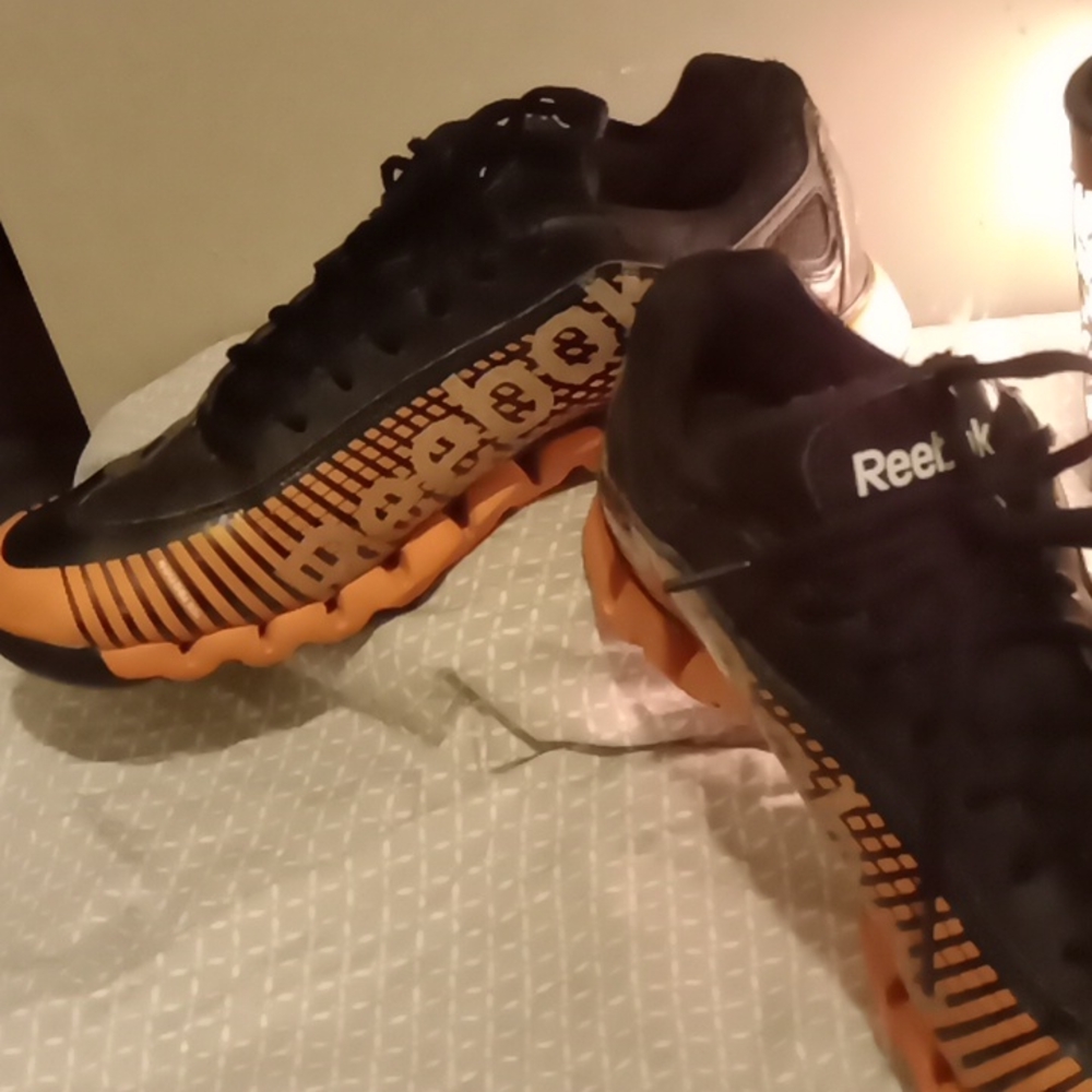 Men's orange and black tennis shoes great condition
